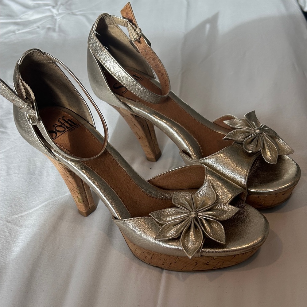 Sofft Women's St. Germain metallic gold floral strappy platform heel sandal